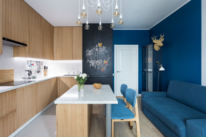 modrá pohovka v interiéru kuchyně
