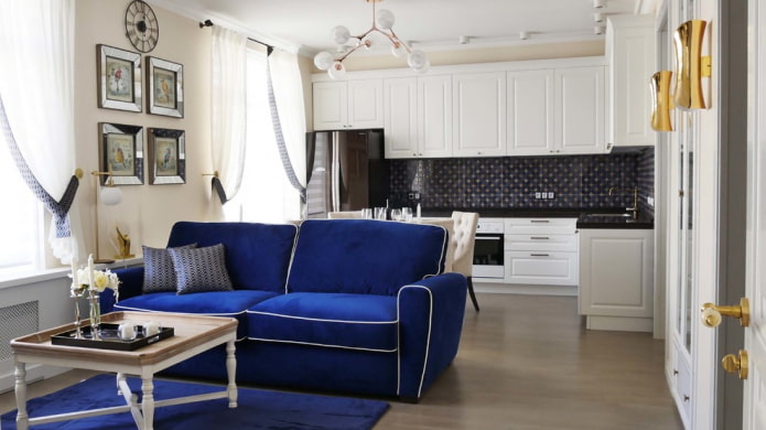 zils dīvāns virtuves-viesistabas interjerā