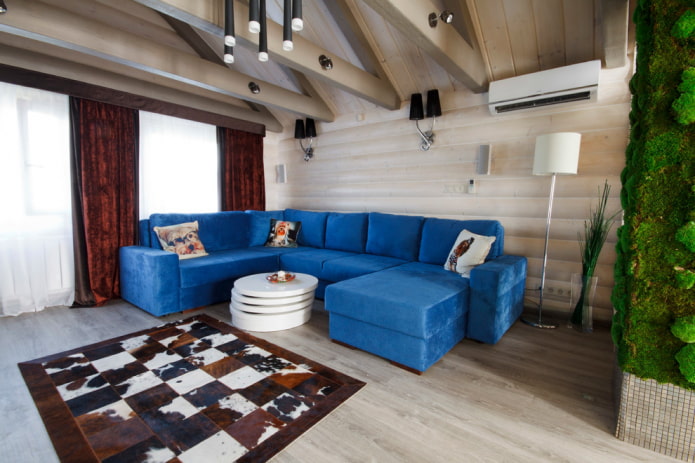 duża sofa w kolorze niebieskim we wnętrzu