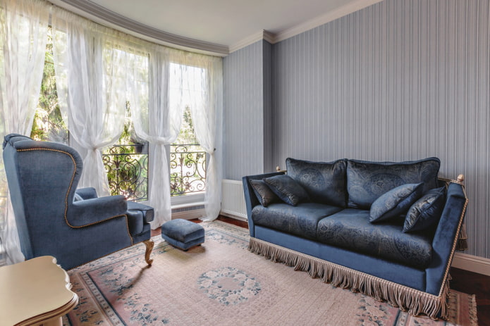 niebieska kanapa w stylu neoklasycystycznym