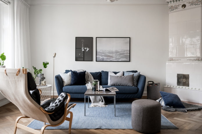 Blå sofa i skandinavisk stil