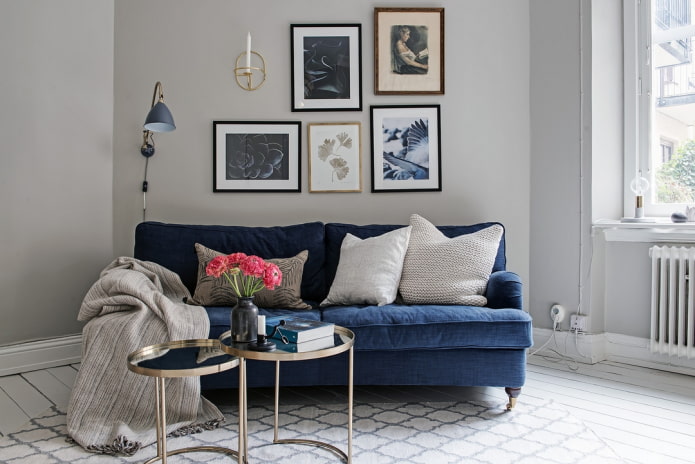 blå sofa med puter