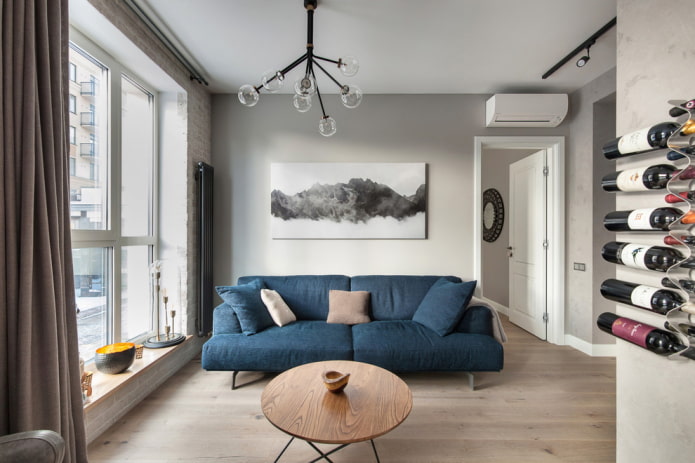 sofá azul combinado com paredes