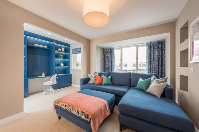 sofá azul combinado con cortinas