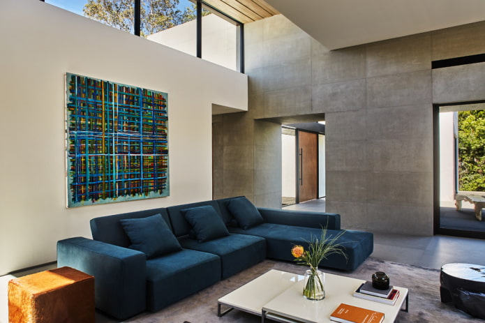 sofá modular azul no interior