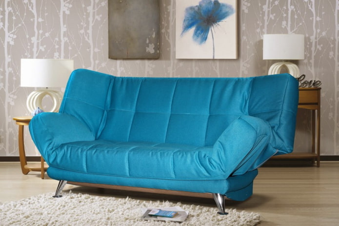 zils noklikšķināms dīvāns salonā