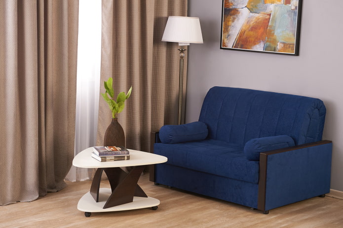 blå trekkspill sofa i interiøret