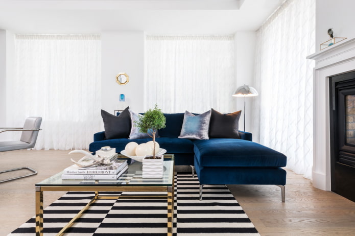 divano blu combinato con tende