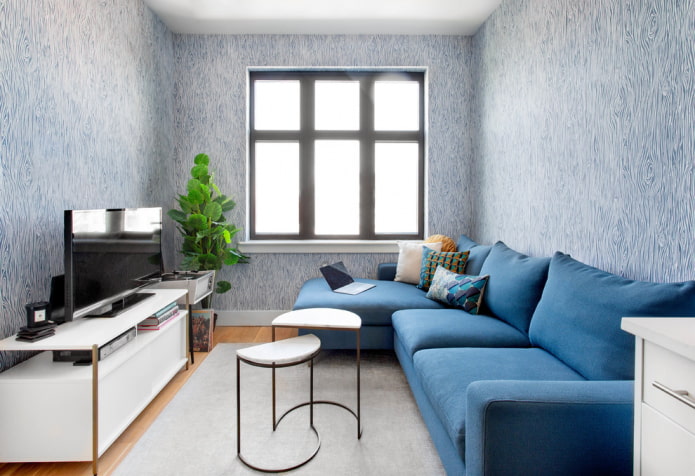 sofá azul no interior da sala de estar