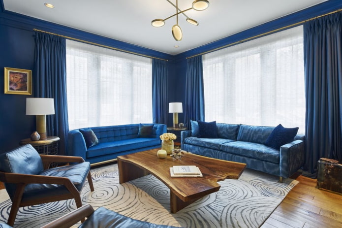 сини дивани, комбинирани с килим