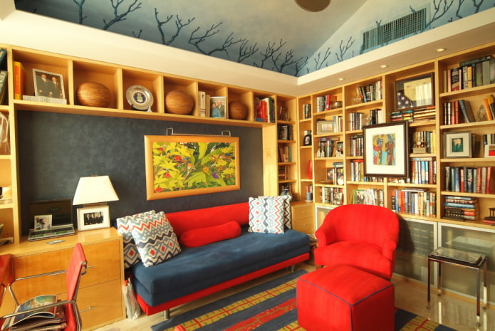 kék-piros kanapé a belső terekben