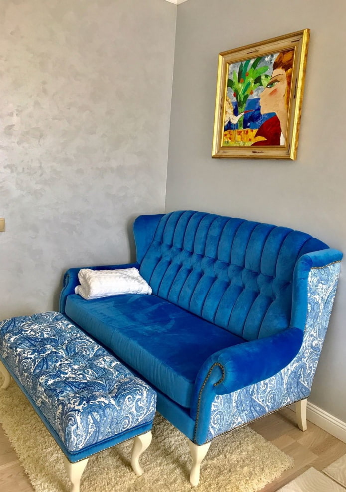 zils dīvāns ar ieliktņiem