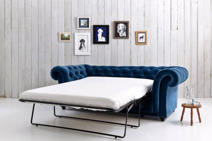 μπλε καναπέ-κρεβάτι στο εσωτερικό