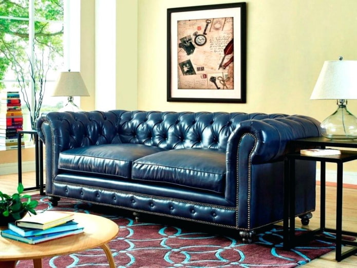 soffa med klädsel i blått läder i interiören