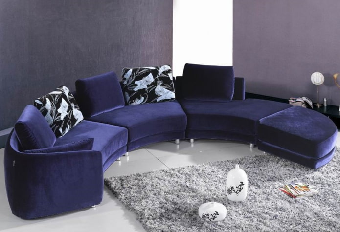 sofà semicircular de color blau a l’interior