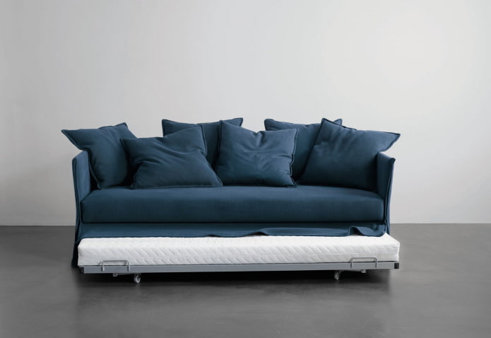saliekamais dīvāns zilā krāsā interjerā
