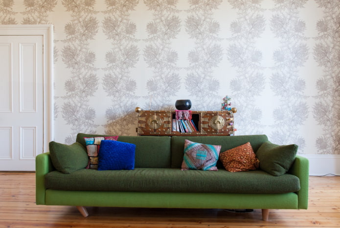 sofa z zielonej tkaniny we wnętrzu