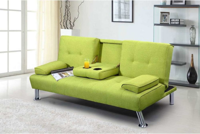 sofá verde en el interior
