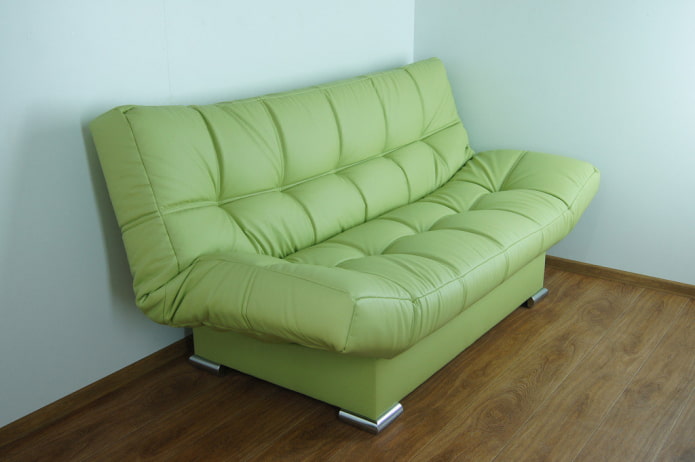 sofà gag de color verd a l’interior