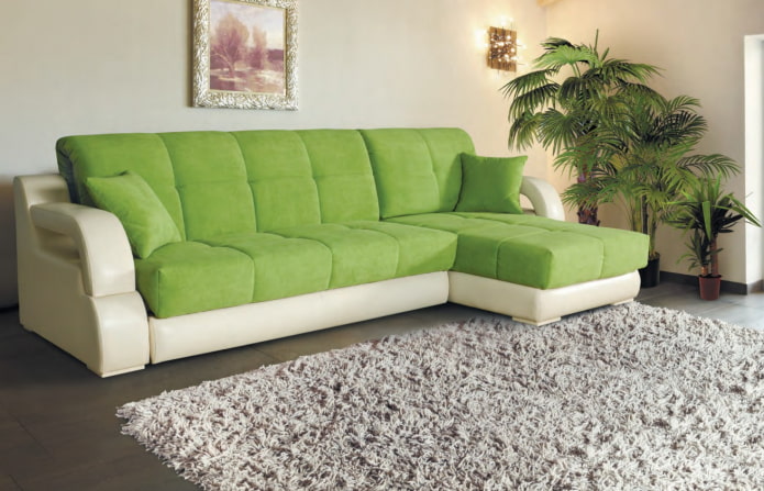 sofa lumba hijau di pedalaman
