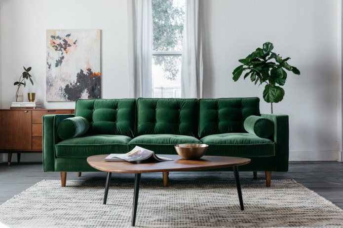 tamsiai žalia sofa interjere