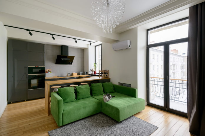зелен диван в интериора на кухнята-хол