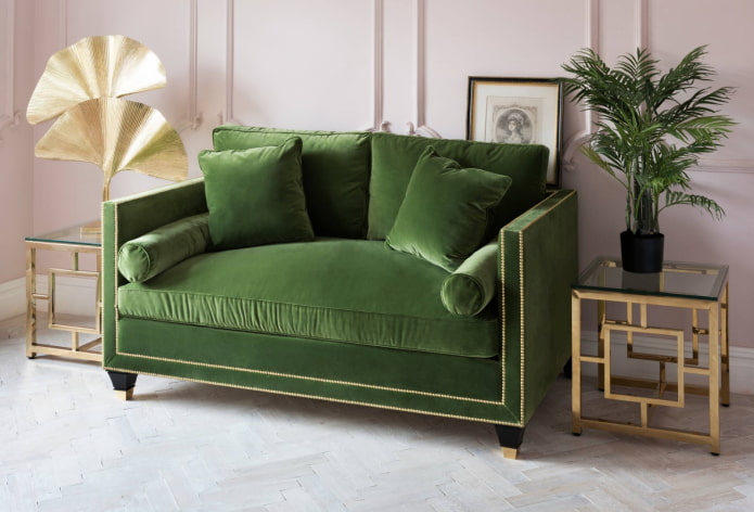 sofa nhỏ màu xanh lá cây trong nội thất