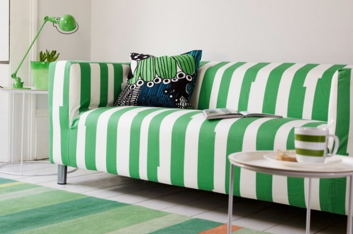 dīvāns ar polsterējumu zaļās svītrās interjerā