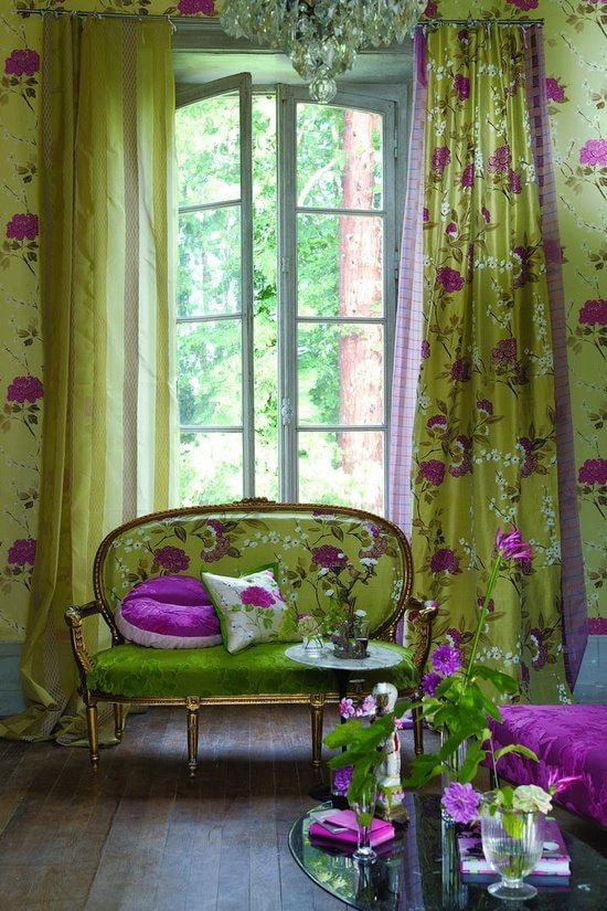 zielona tapicerowana sofa z kwiatami we wnętrzu