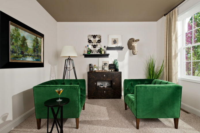 ghế sofa màu xanh lá cây trên chân trong nội thất