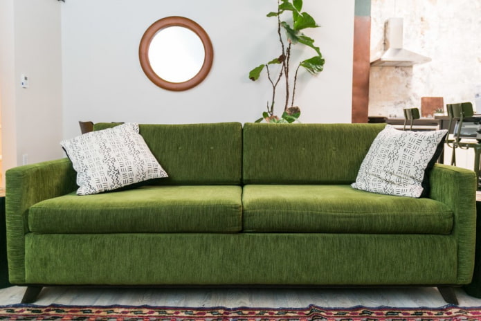 žalio audinio sofa interjere