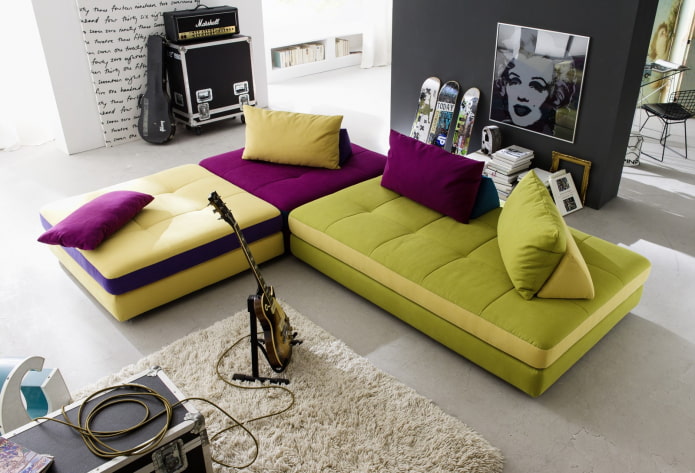 fioletowo-zielona sofa we wnętrzu