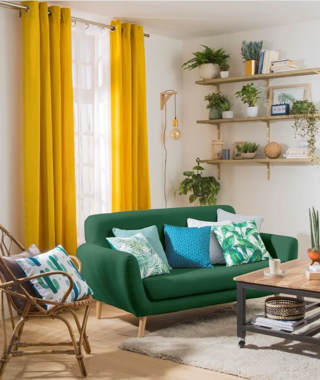 sofá verde combinado con cortinas