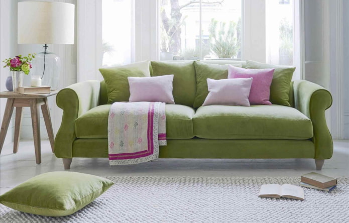 zaļš dīvāns apvienojumā ar spilveniem