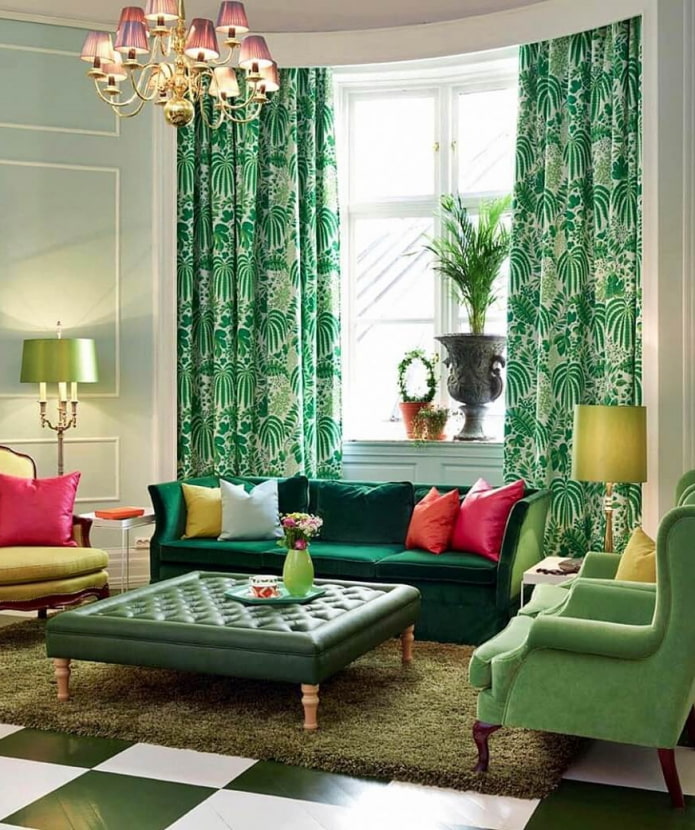grøn sofa kombineret med gardiner