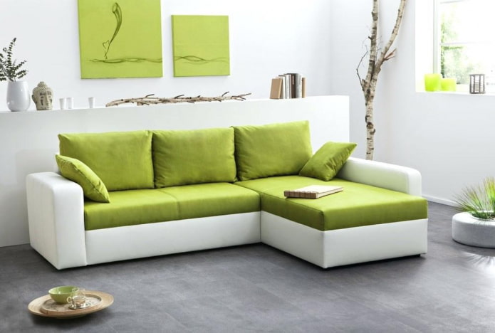 biało-zielona sofa we wnętrzu