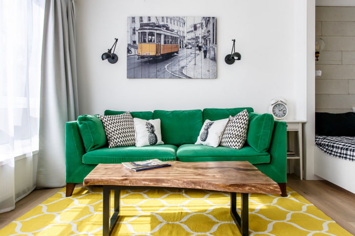 grünes Sofa kombiniert mit Teppich