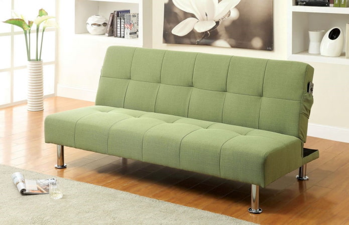 sofá dobrável verde no interior