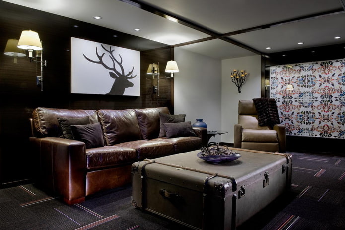 tamsiai ruda odinė sofa