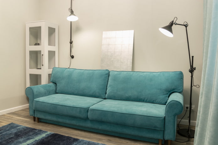 rett turkis sofa i interiøret