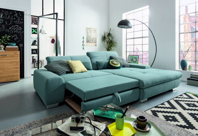 saliekamais dīvāns tirkīza krāsā interjerā