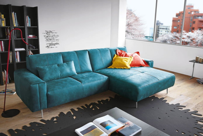 sofa su odiniais apmušalais, turkio spalvos, interjere