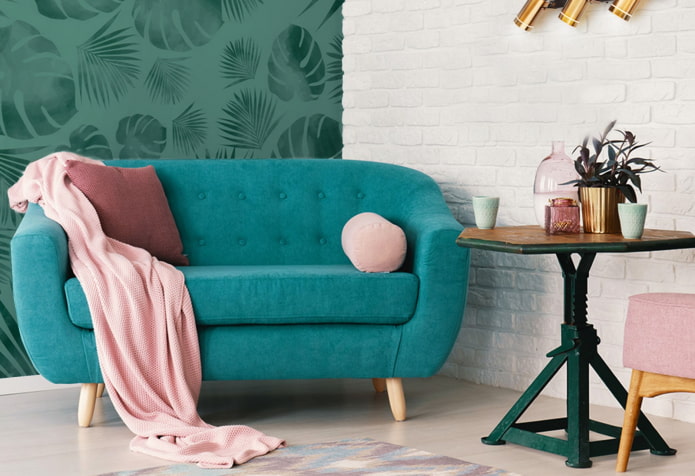 un divano turchese combinato con un plaid