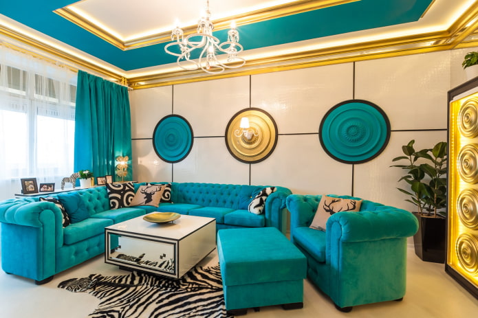 Turkis sofa kombinert med gardiner