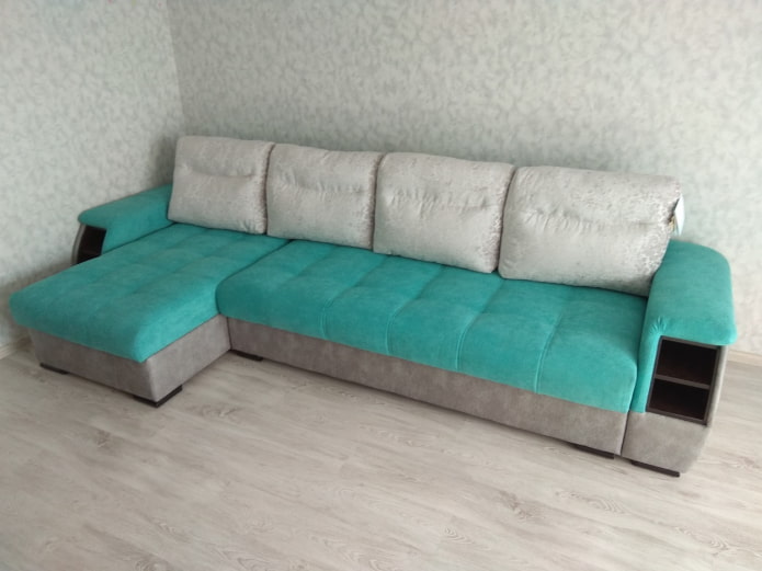 szaro-turkusowa sofa we wnętrzu