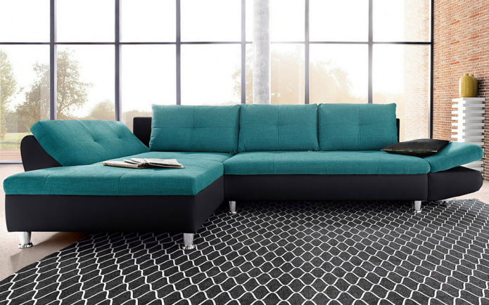 sofa w kolorze czarnym i turkusowym we wnętrzu