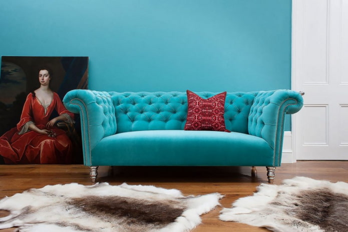 turkis chersterfield sofa i interiøret