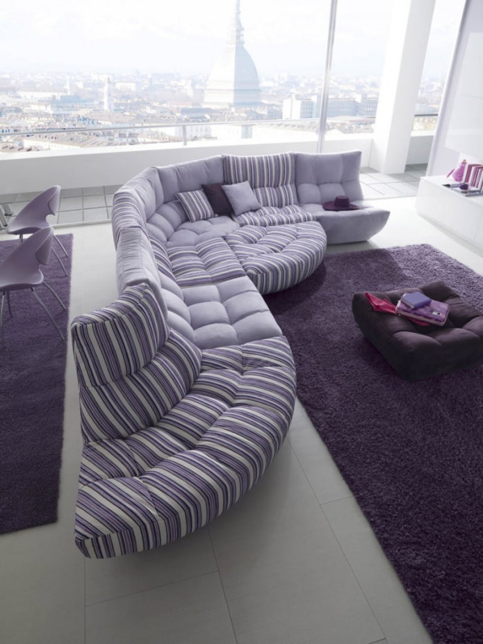 sofá lila a rayas