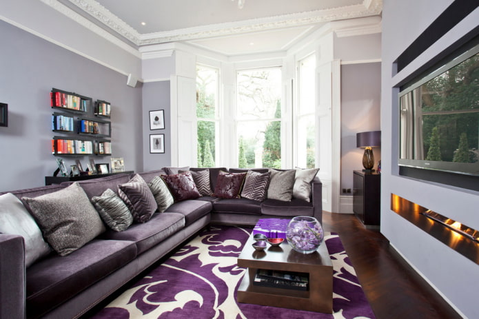 nowoczesny salon z fioletową sofą