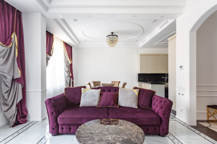 cortinas e sofá em roxo